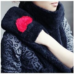 Шарф с варежками черный фото Шарф с варежками черный фото